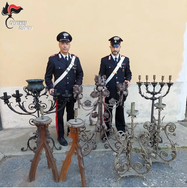 Casalbuttano, furti al cimitero: recuperati alcuni candelabri