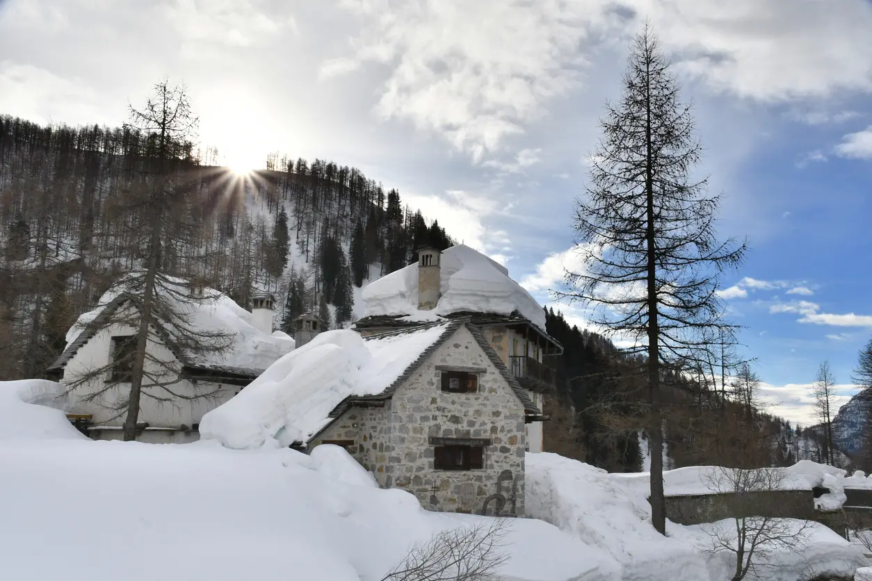 Alpe Devero, incendio in una villetta: fiamme domate grazie a una motoslitta