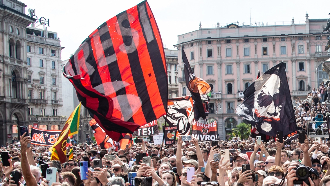 Sventolano le bandiere del Milan per salutare Silvio Berlusconi: c'è anche quella dedicata a Baresi