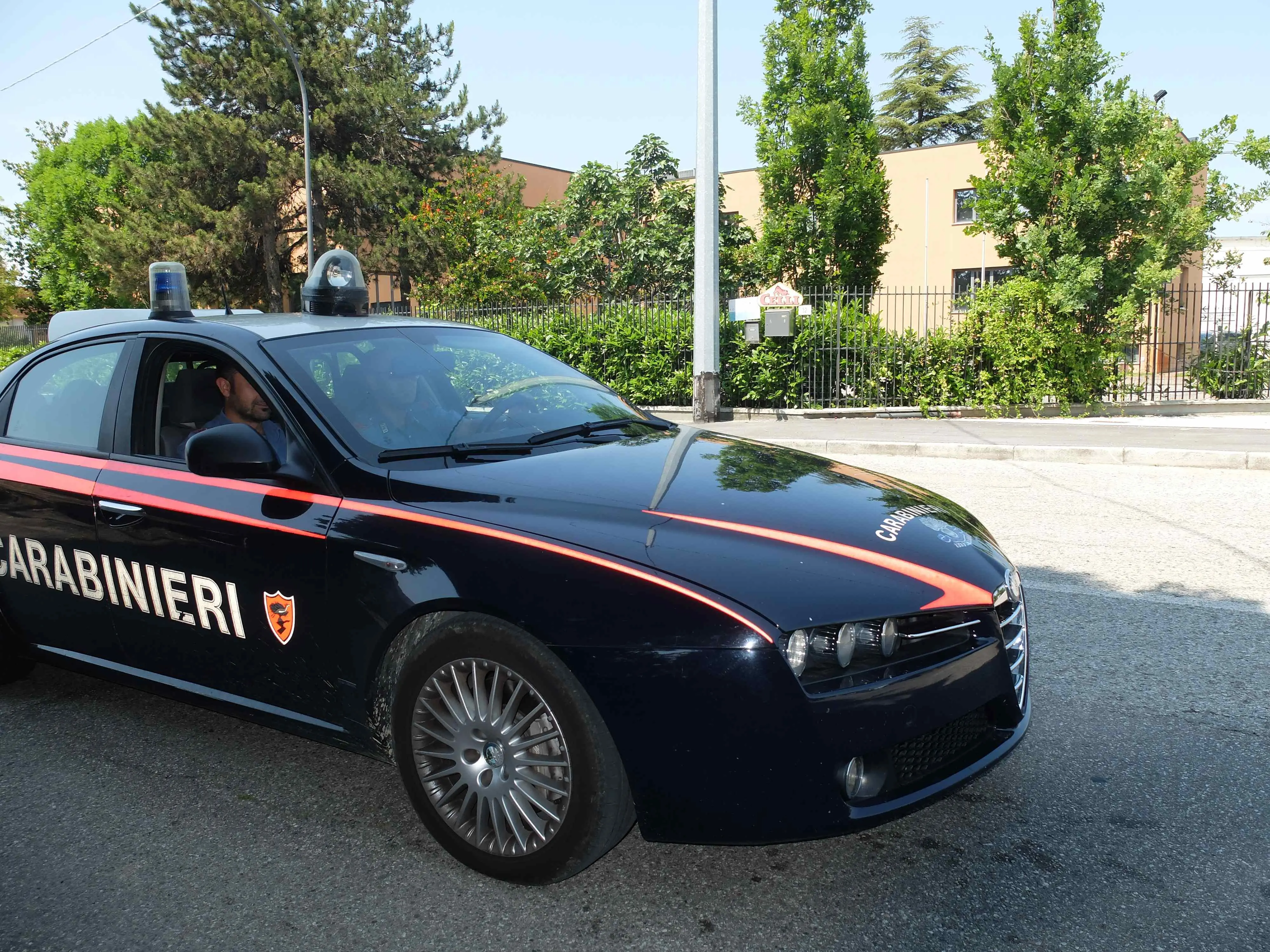 Ricercato per furti a Monza, fermato in un centro commerciale del Pavese