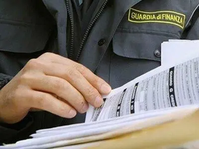 Vigevano, lavoratori schiavi: 15 ore al giorno e paghe irrisorie. Arrestati 3 imprenditori