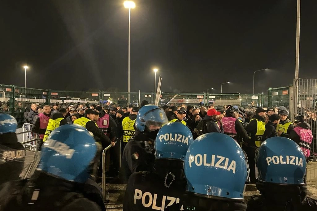 Polizia all'esterno di San Siro