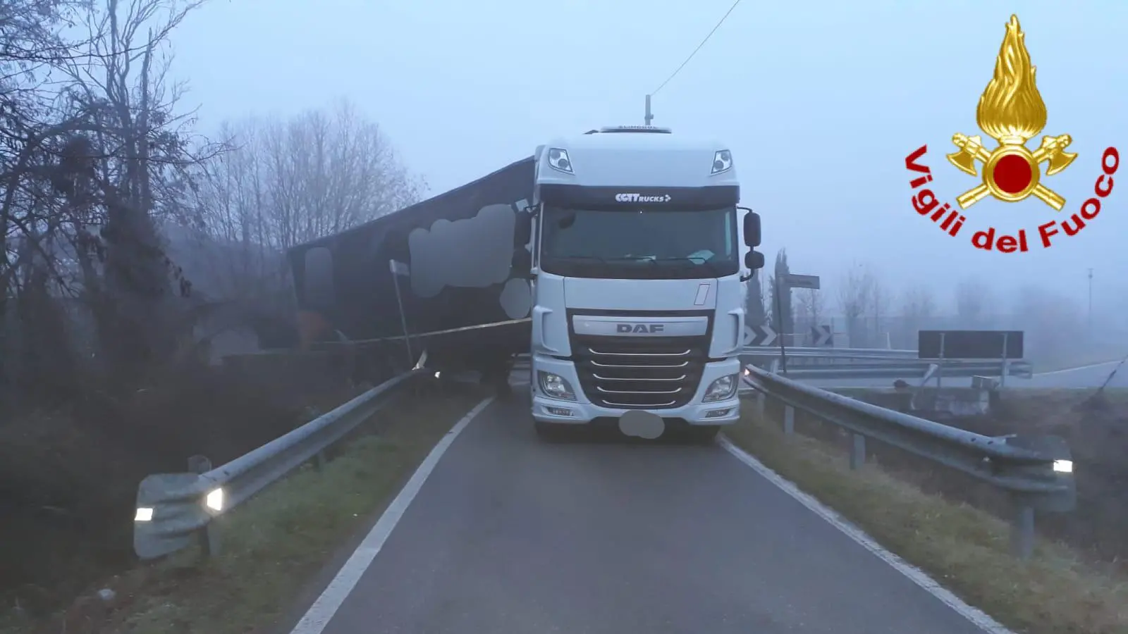 Tavazzano, bilico di traverso esce di strada: strada bloccata