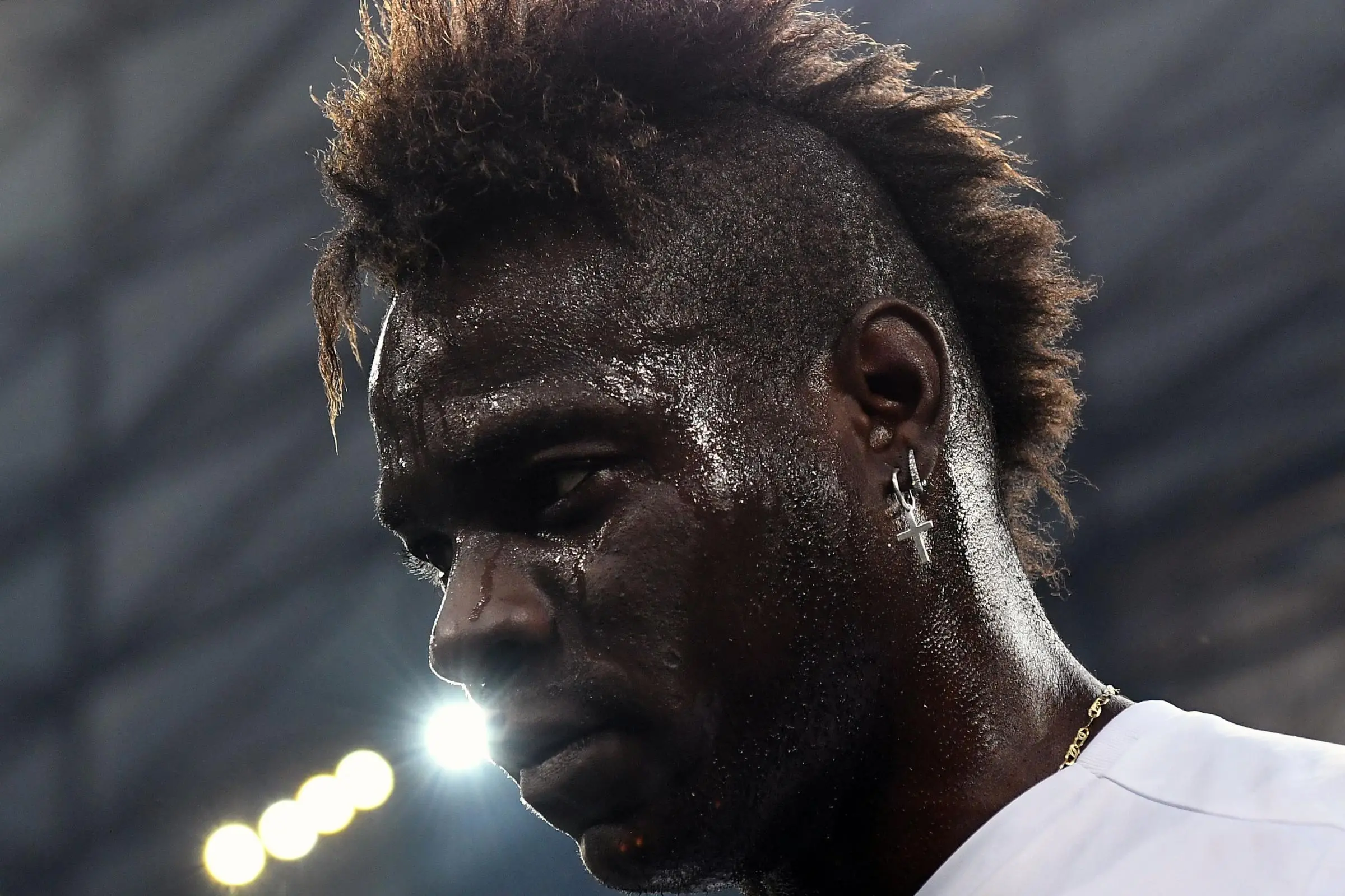 Mario Balotelli scatenato: dito medio ai tifosi e accuse di mafia al calcio svizzero