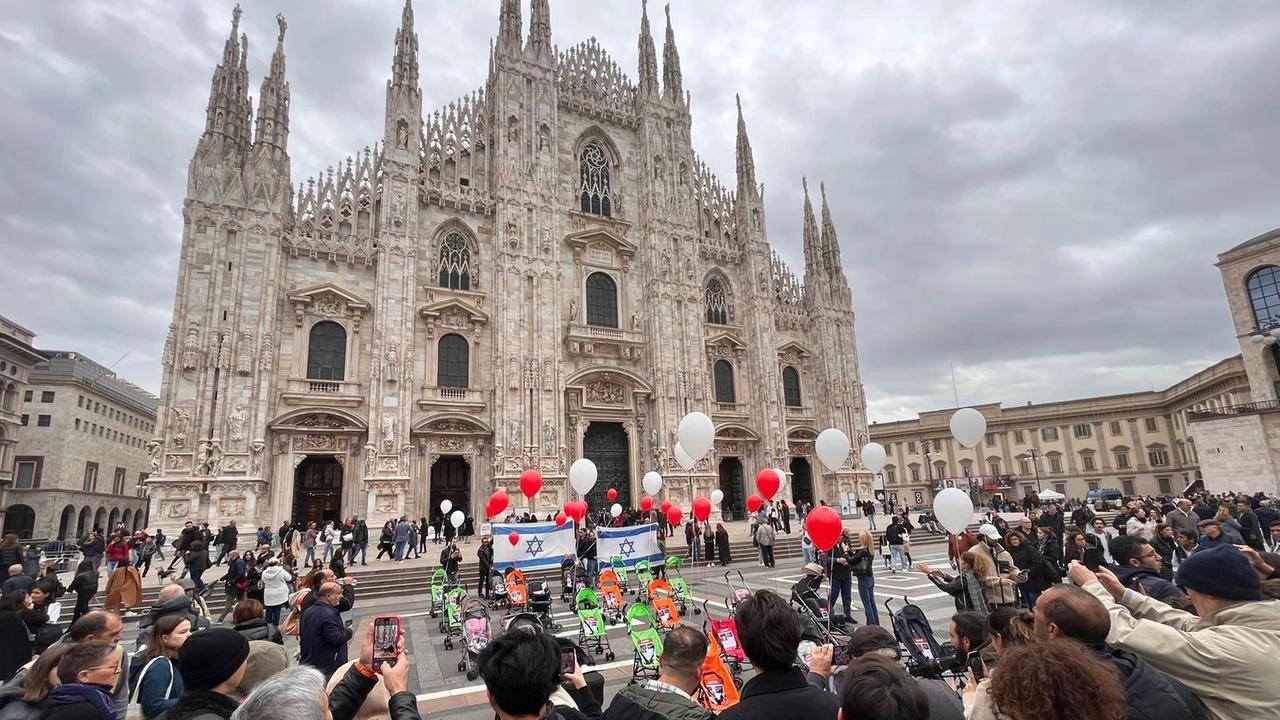 La folla in piazza Duomo per il flash mob per i bimbi israeliani rapiti da Hamas