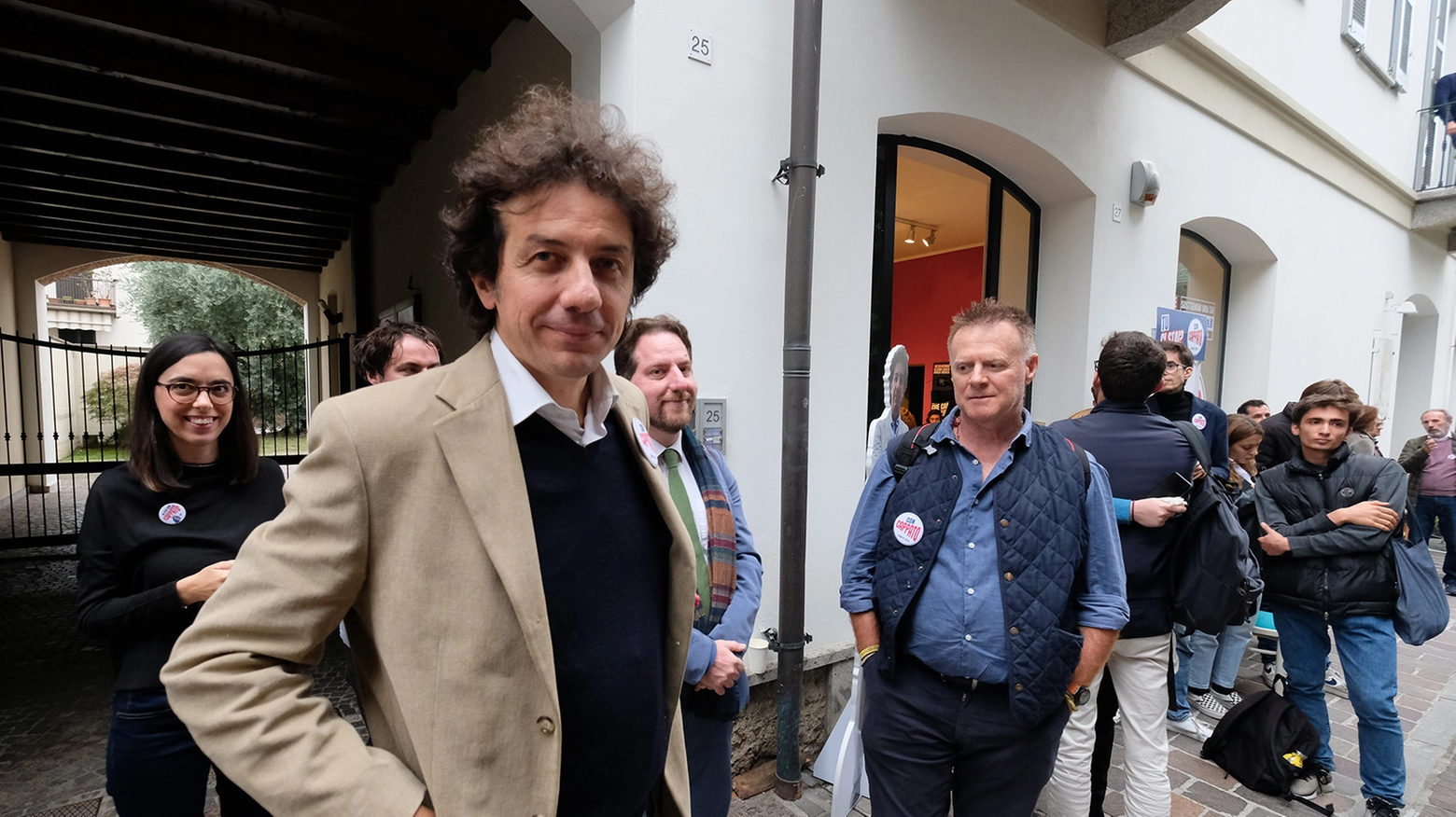 Marco Cappato davanti alla sue sede elettorale