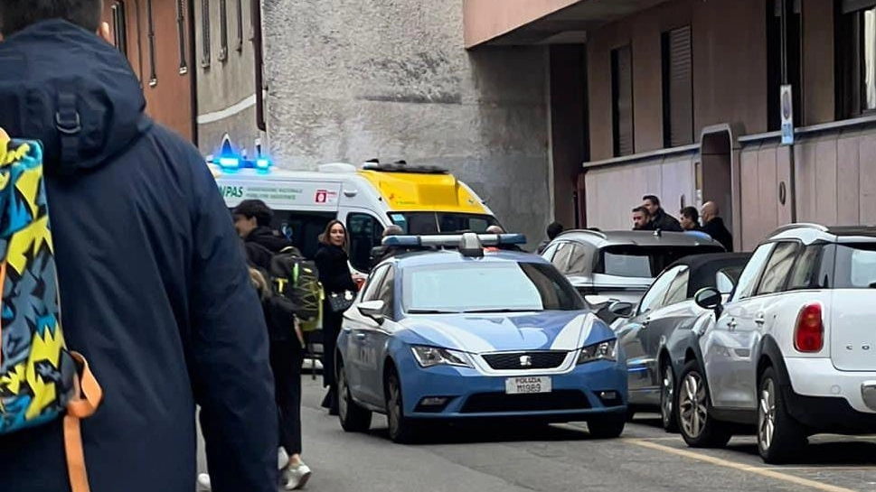 La polizia fuori dal condominio di via Melzi a Legnano