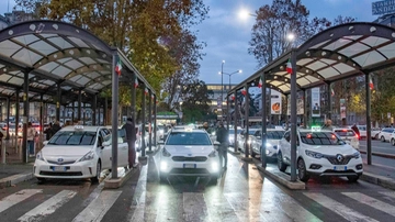 Taxi a Milano, in giunta il bando per 450 nuove licenze: regole, indennizzi e tempi