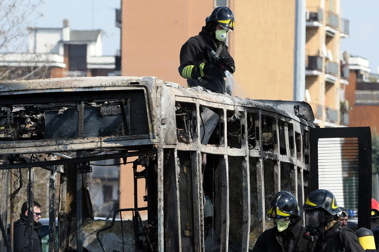 I vigili del fuoco esaminano il rottame del bus