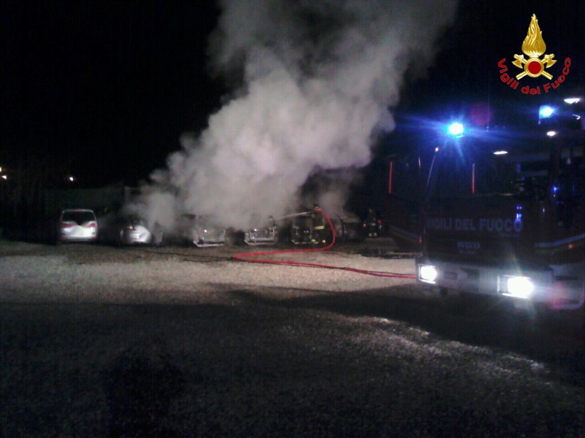 Lonate Pozzolo Incendio In Un Deposito Bruciano Sette Auto