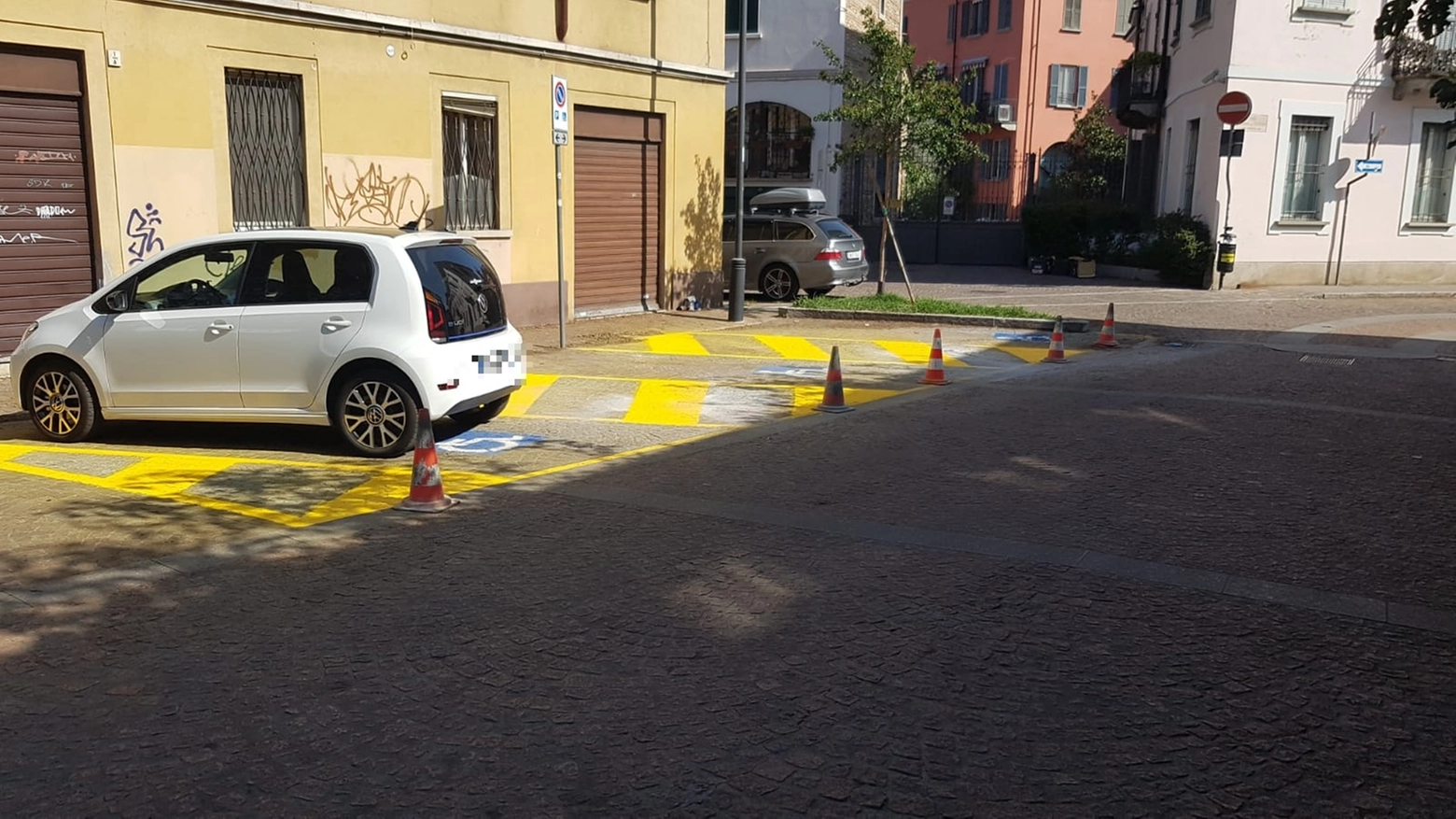 Il parcheggio per disabili di via Gerardo dei Tintori corretto dagli operai del Comune
