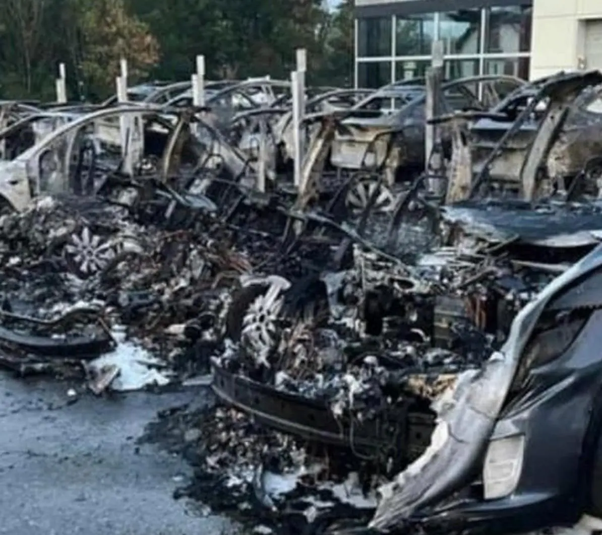 Tesla incendiata. Preso il complice dello stalker