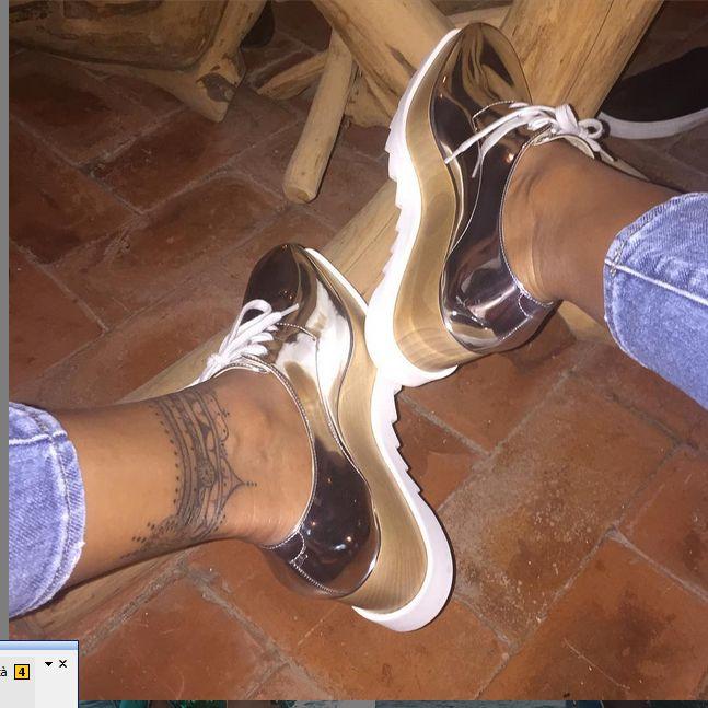 Quelle scarpe sono orrende E il look di Melissa Satta non piace ai fan di Instagram