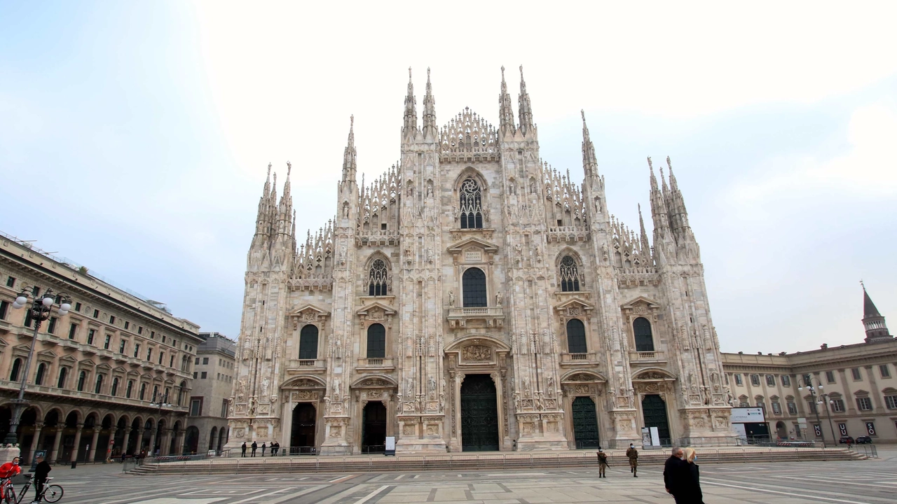 Lombardia zona rossa: piazza Duomo deserta