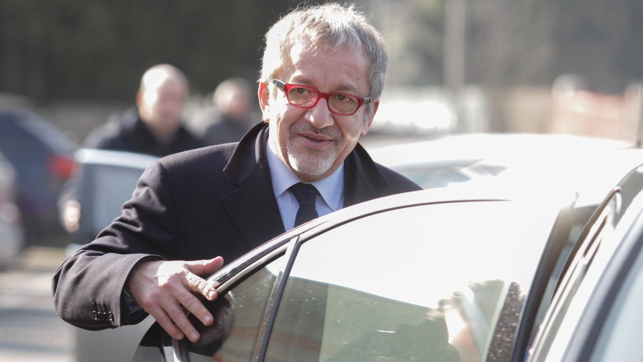 Roberto Maroni al lavoro