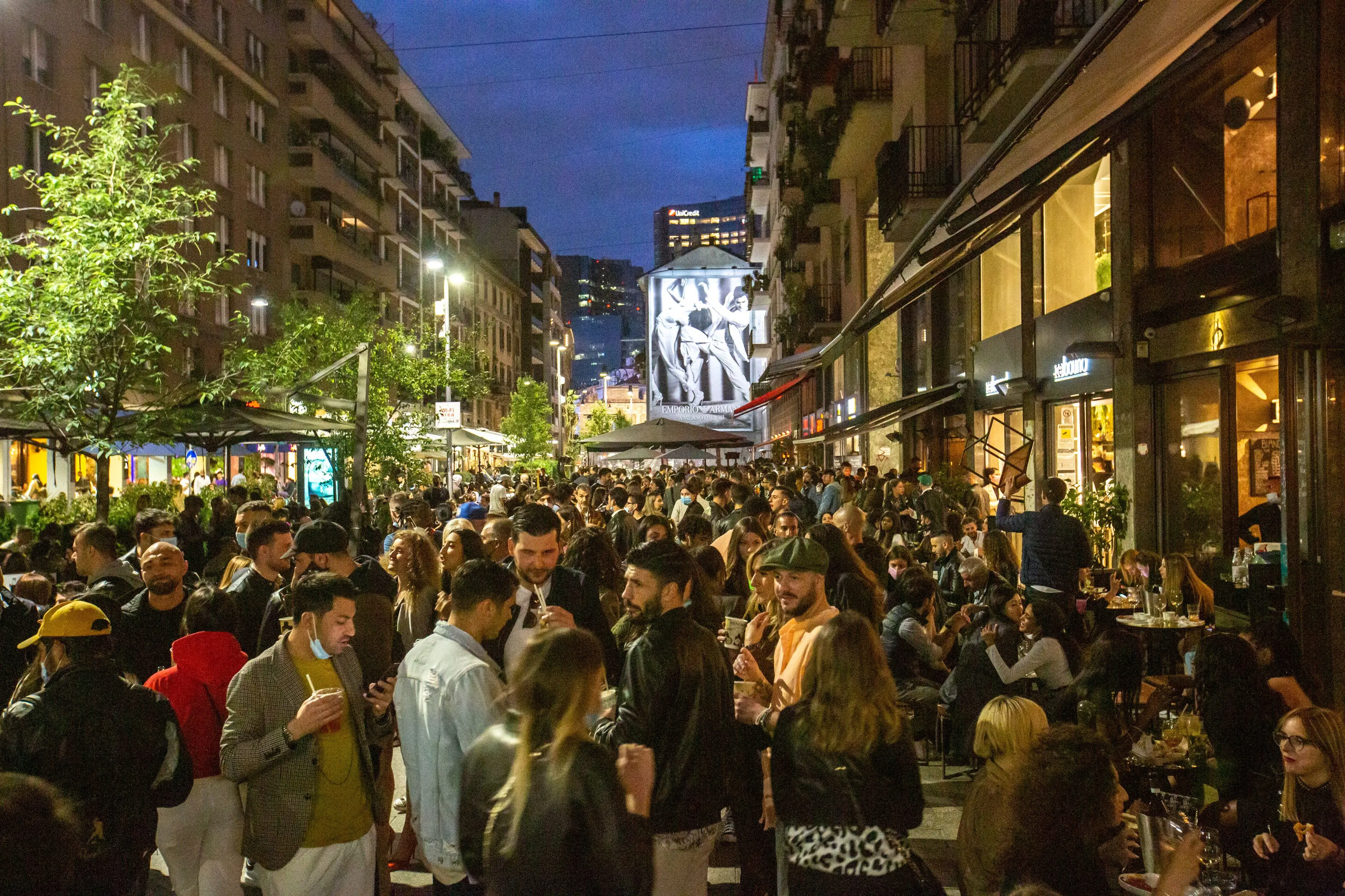 Milano, movida e battaglia dei decibel in corso Garibaldi: il pub batte l'inquilino