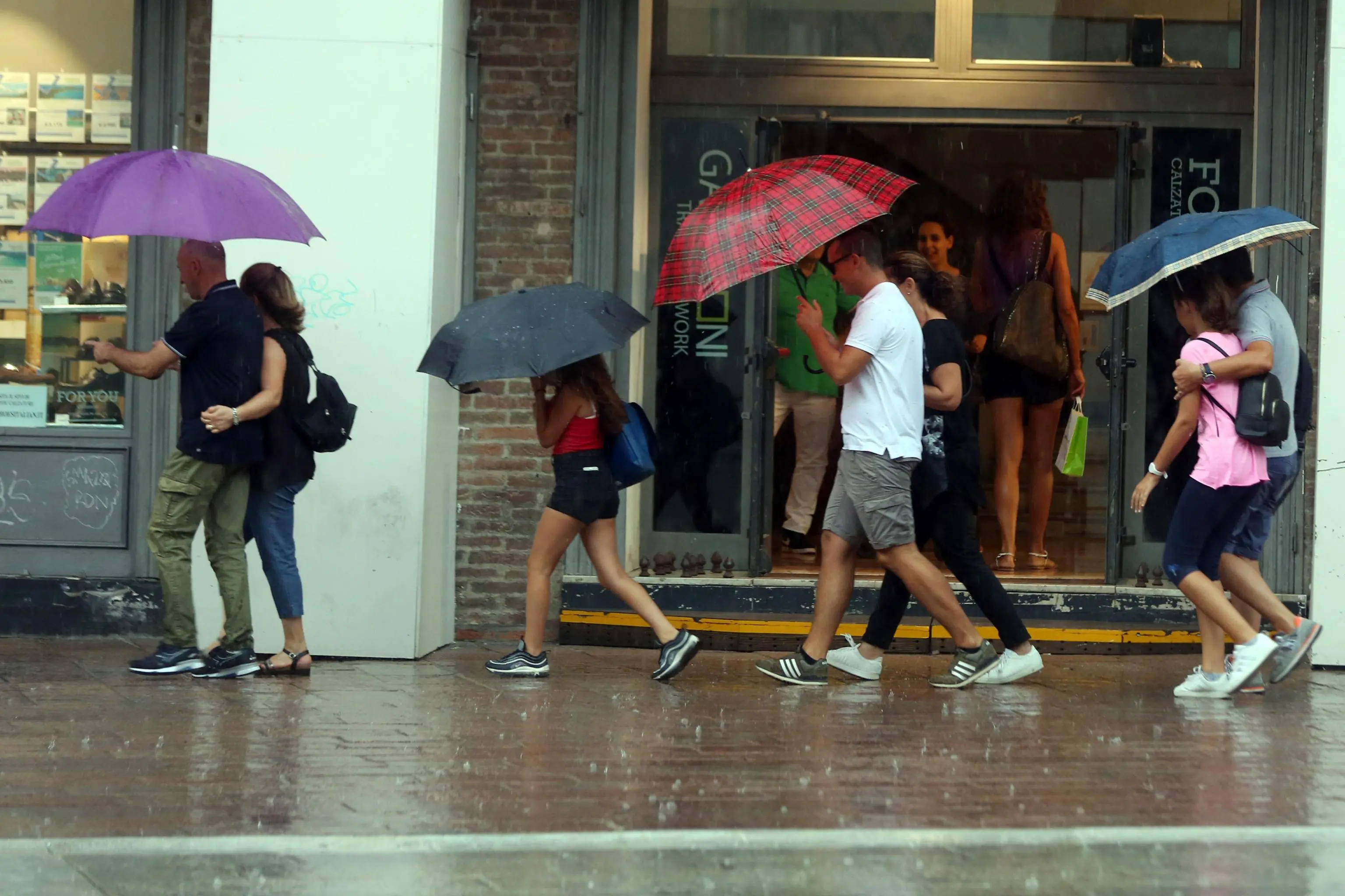 Previsioni meteo, temperature giù di 10 gradi, temporali e grandine. Ecco dove e quando