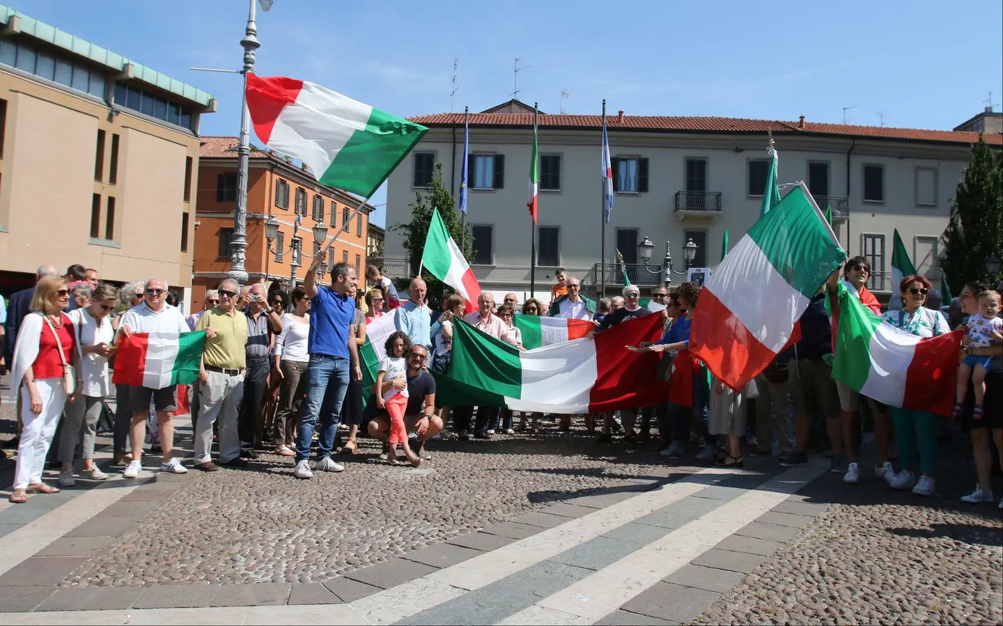 Saronno, il sindaco "cancella" i festeggiamenti per il 2 giugno: flash mob in piazza