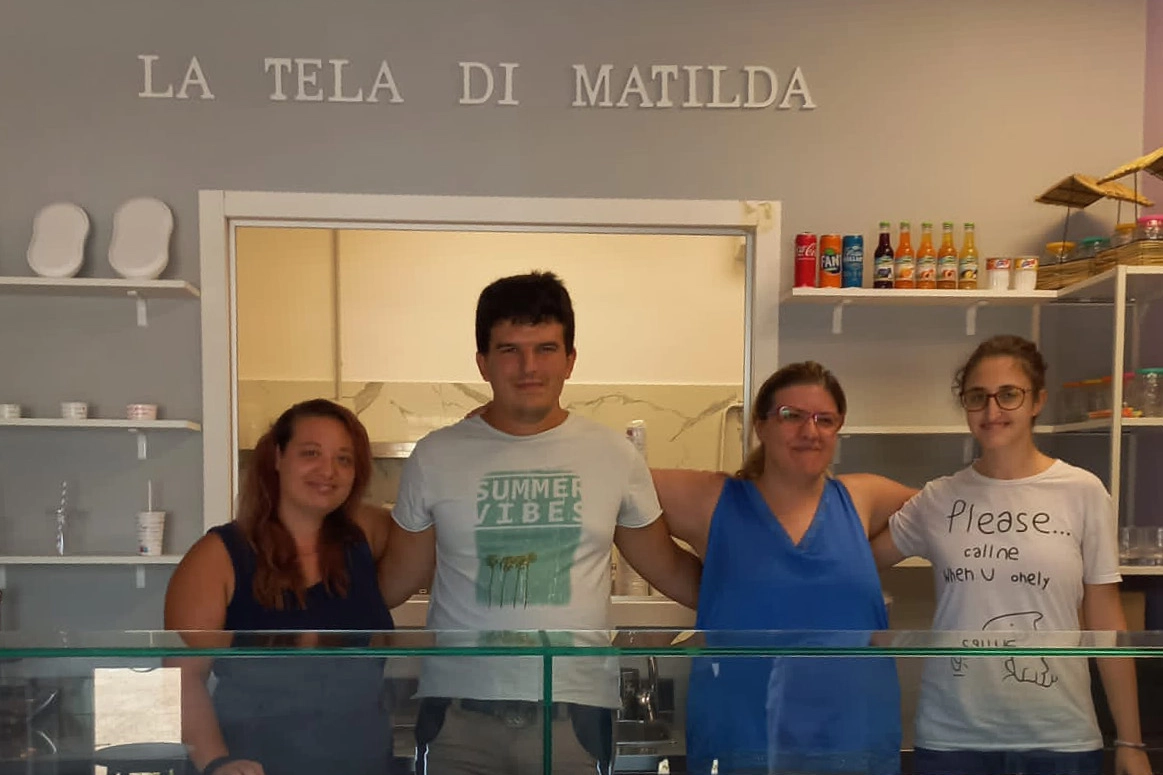 Da sinistra Francesca, Federico, Melissa e Fabiola all'interno della nuova gelateria inclusiva