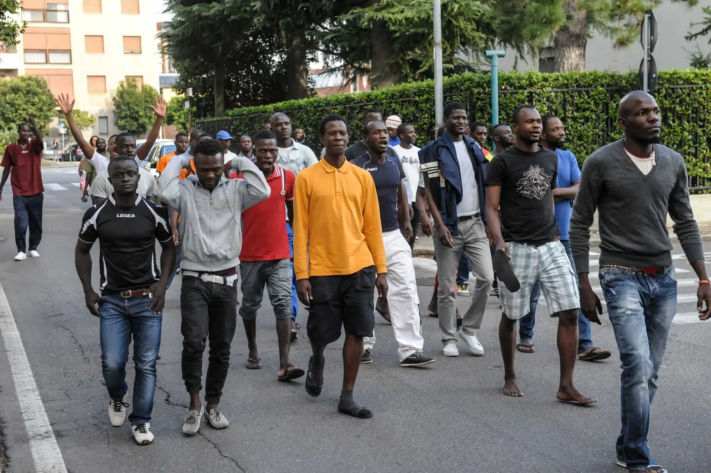 Busto, migranti protestano in centro