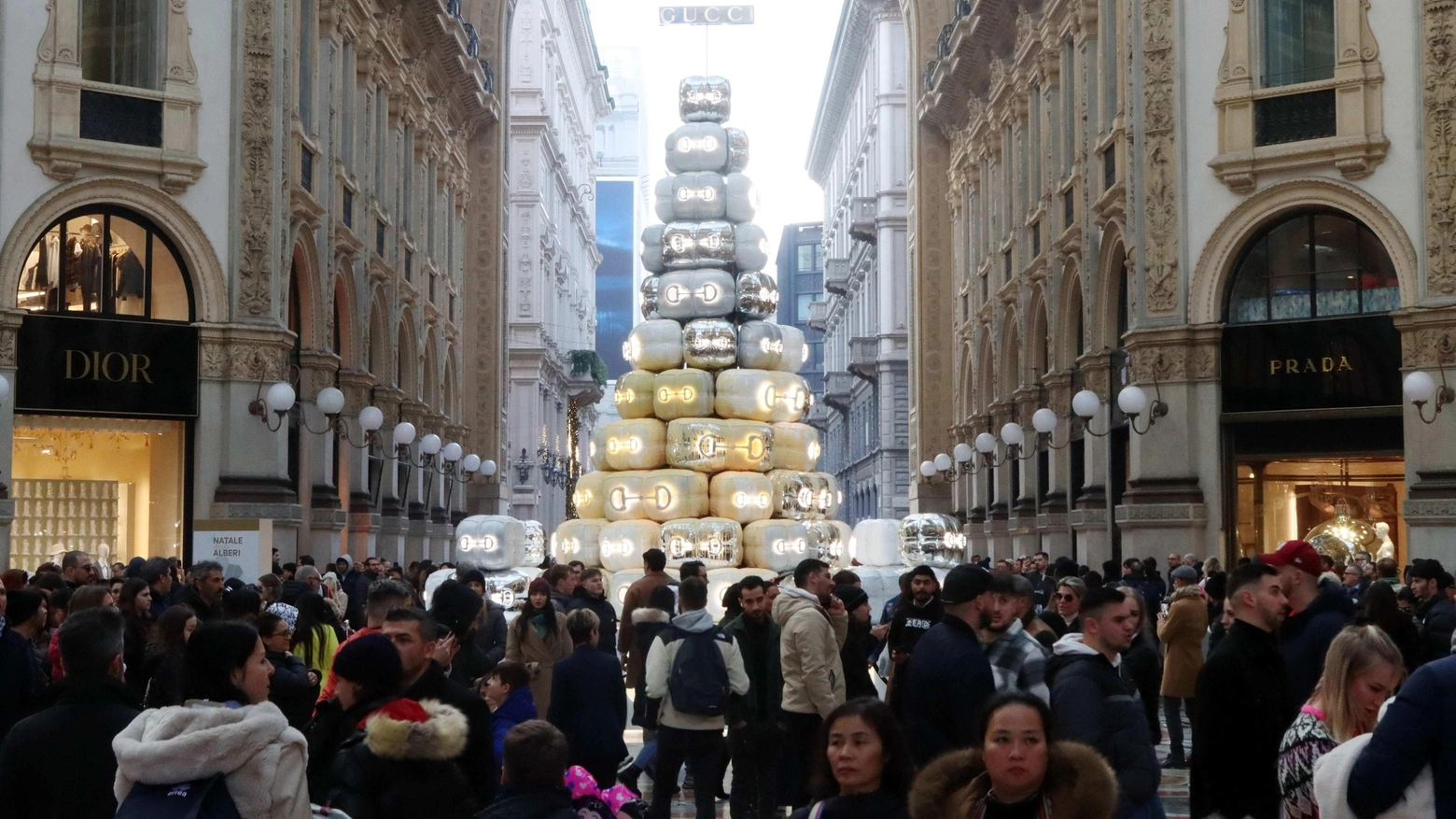 Gucci non “lava“ la vernice dall’albero di Natale: "Spunto di riflessione"