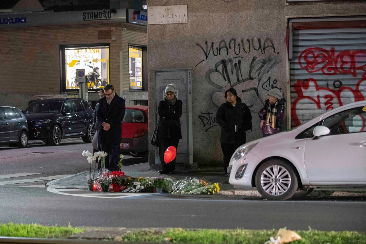 Fiori lasciati sul luogo del tragico incidente