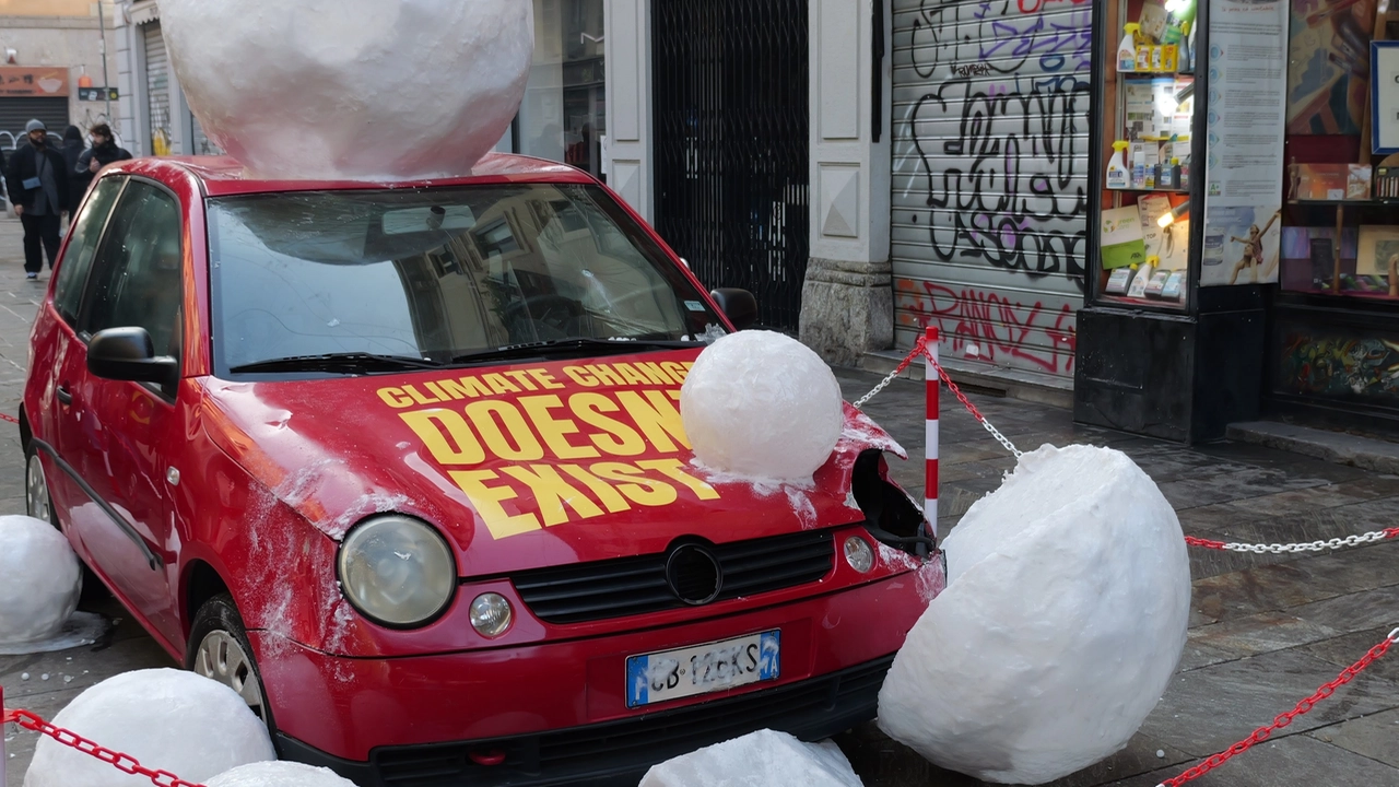 "Climate change doesn't exist": l'installazione in via Paolo Sarpi