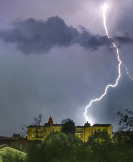 Fulmine colpisce torre medievale in centro a Mantova: danni e crollo di calcinacci