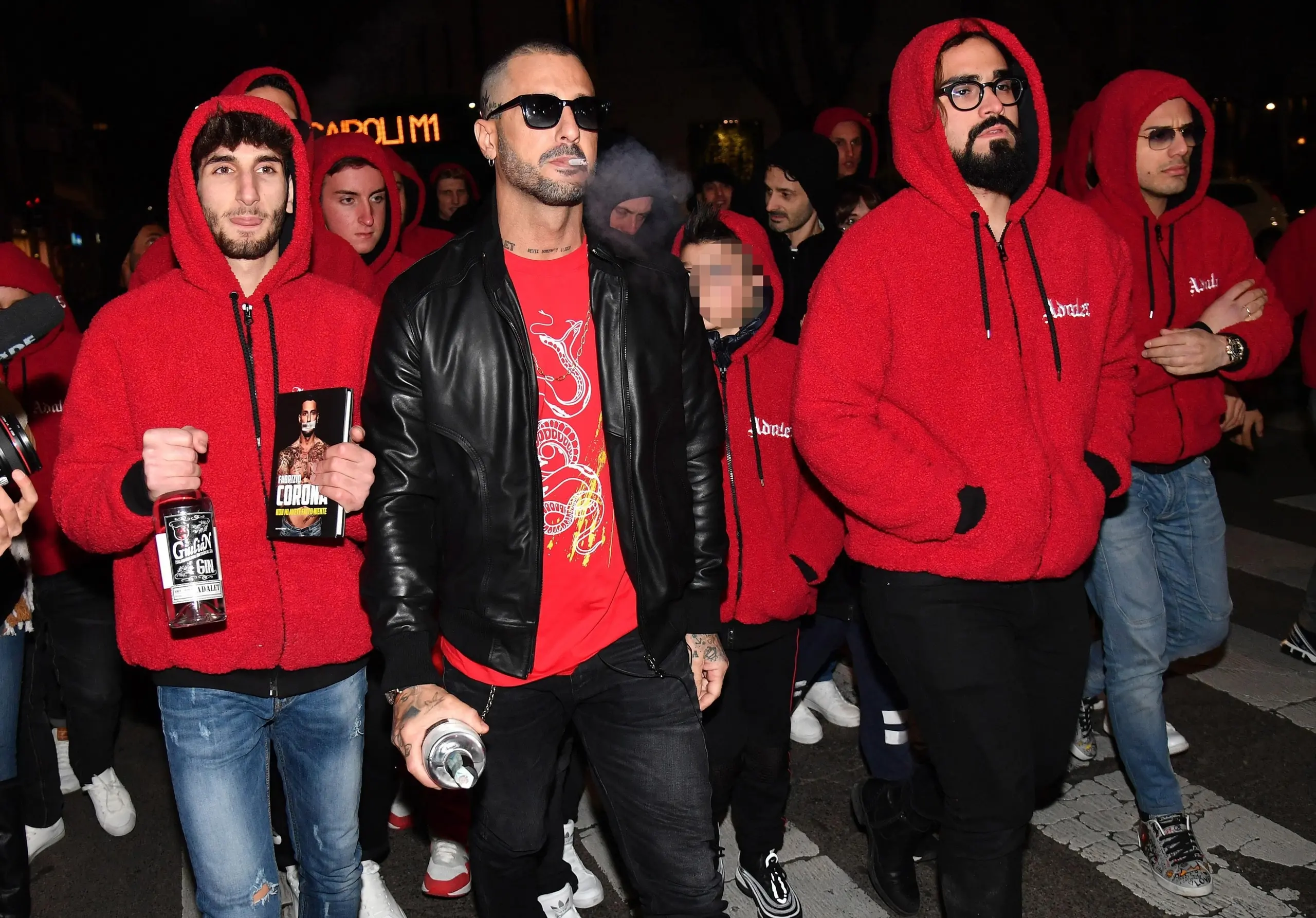 Milano, Fabrizio Corona fonda movimento felpe rosse e nere