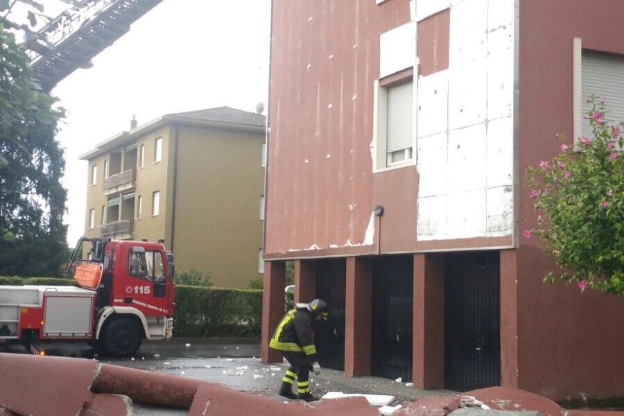 A Cantù il vento ha divelto il cappotto di una palazzina