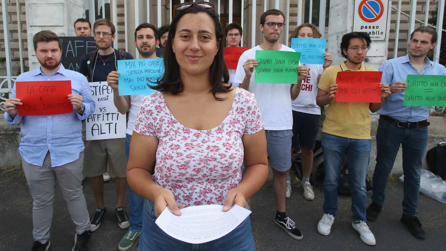 Ilaria Lamera durante una delle iniziative di protesta contro il costo delle stanze