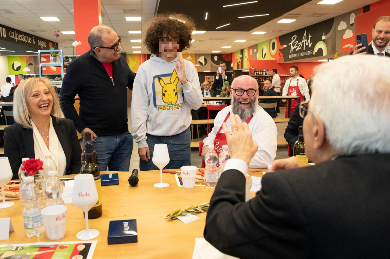 Mattarella saluta il figlio di Elio e le storie tese all'inaugurazione di PizzAut (Ansa)