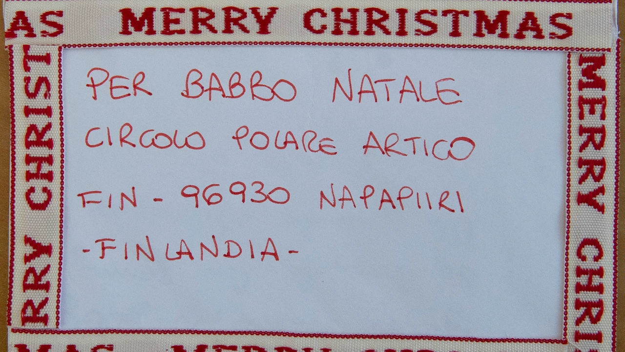 Una delle buste decorate, con l’indirizzo per la spedizione