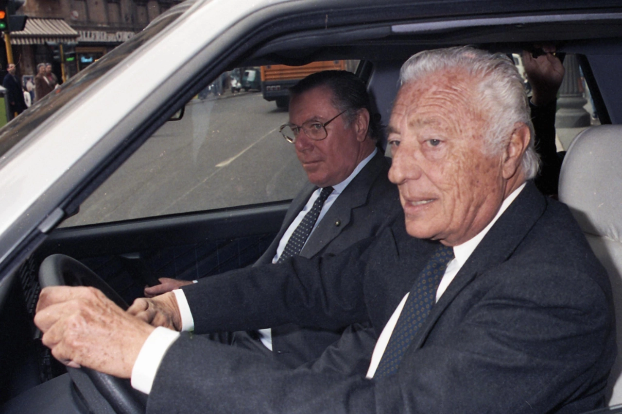 Gianni Agnelli guida un'auto con a bordo Sergio Pininfarina