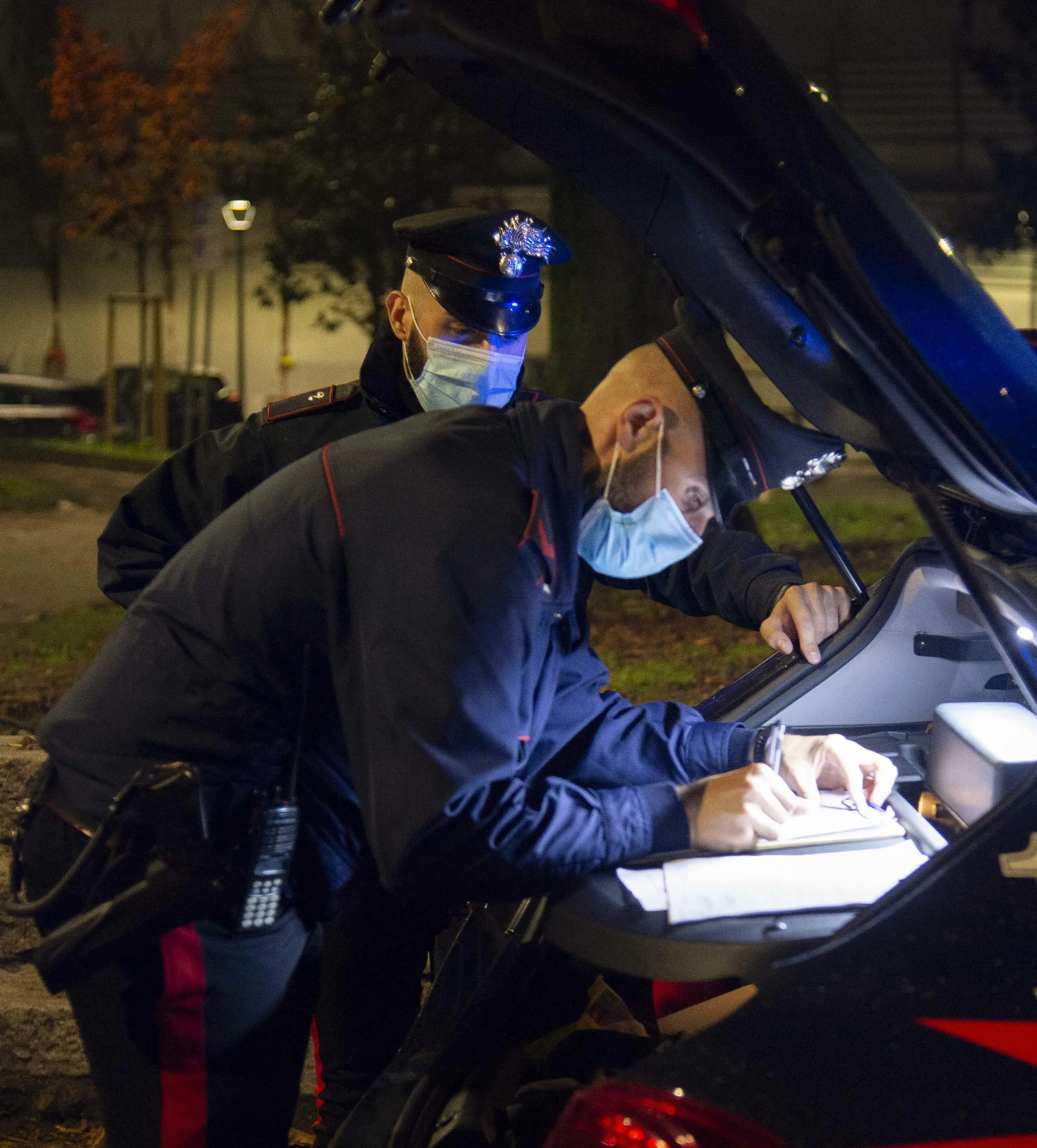 Sedicenne accoltellato alla schiena