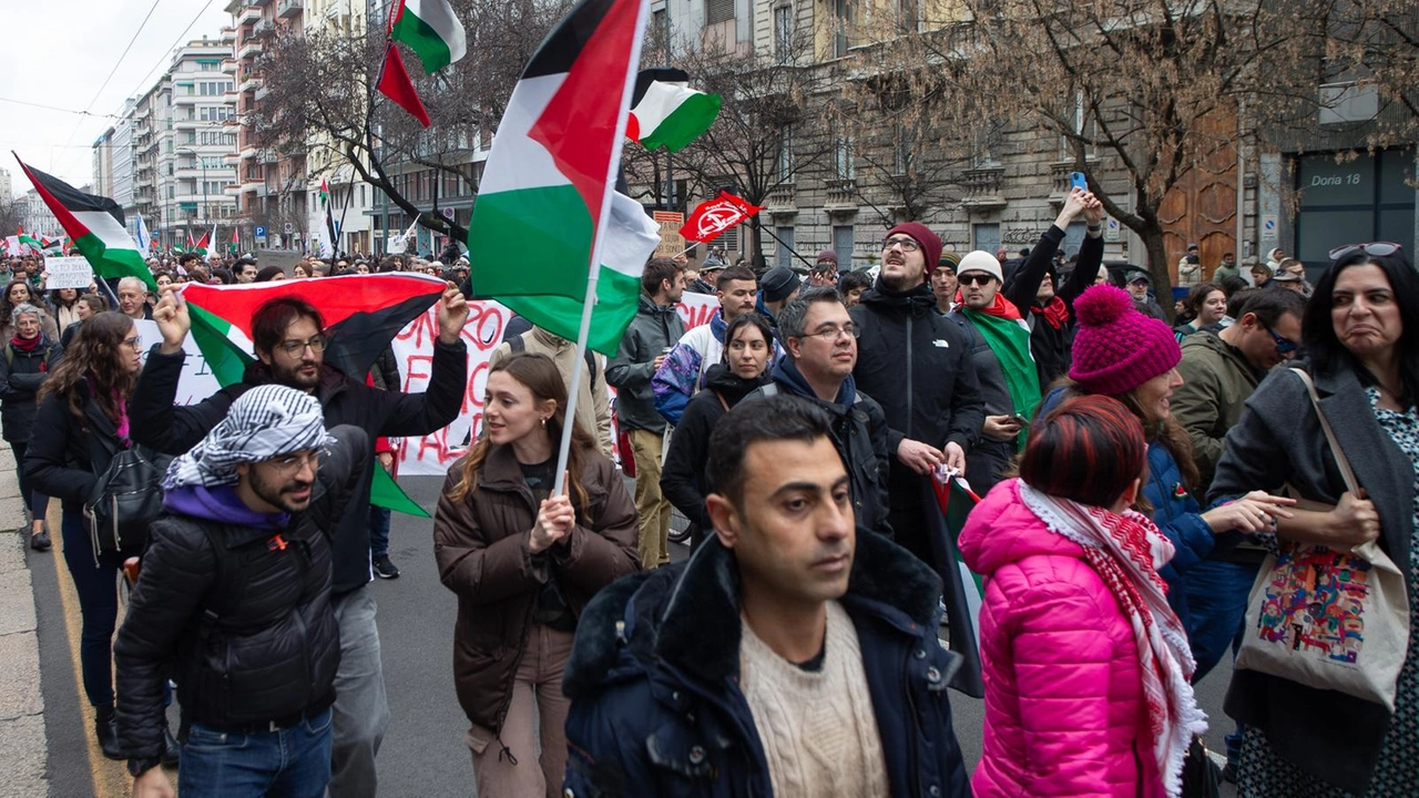 Il corteo pro Palestina in marcia verso piazza della Repubblica (foto Canella)