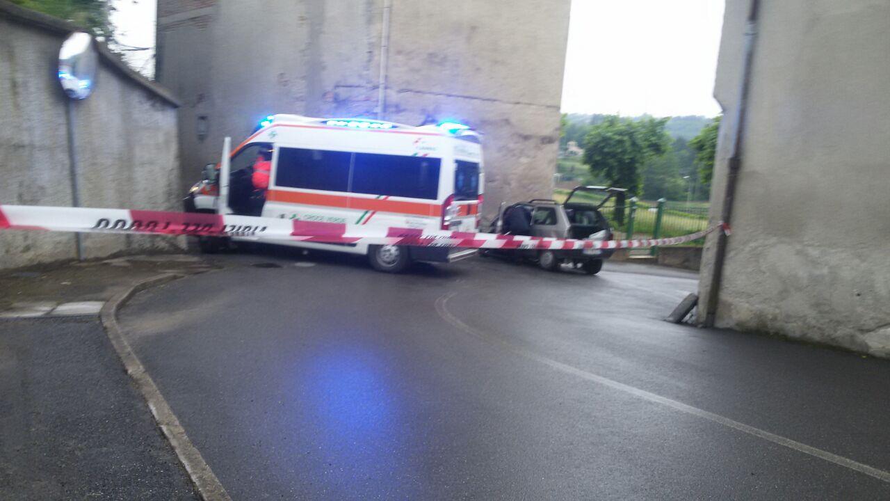 Rogeno Si Schianta Con L Auto Contro Il Muro Gravissimo