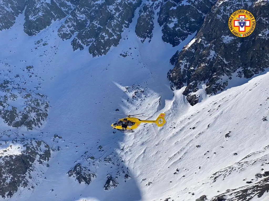 Livigno, valanga travolge cinque escursionisti: tutti salvi grazie all'airbag