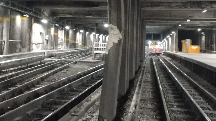 Il pilone danneggiato nel corso dei lavori notturni nel tunnel della metropolitana