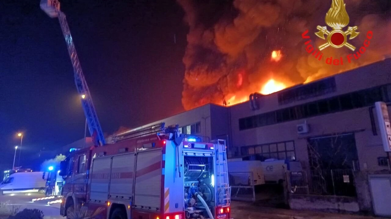 Incendio zona industriale a Concorezzo (Foto vigili del fuoco)