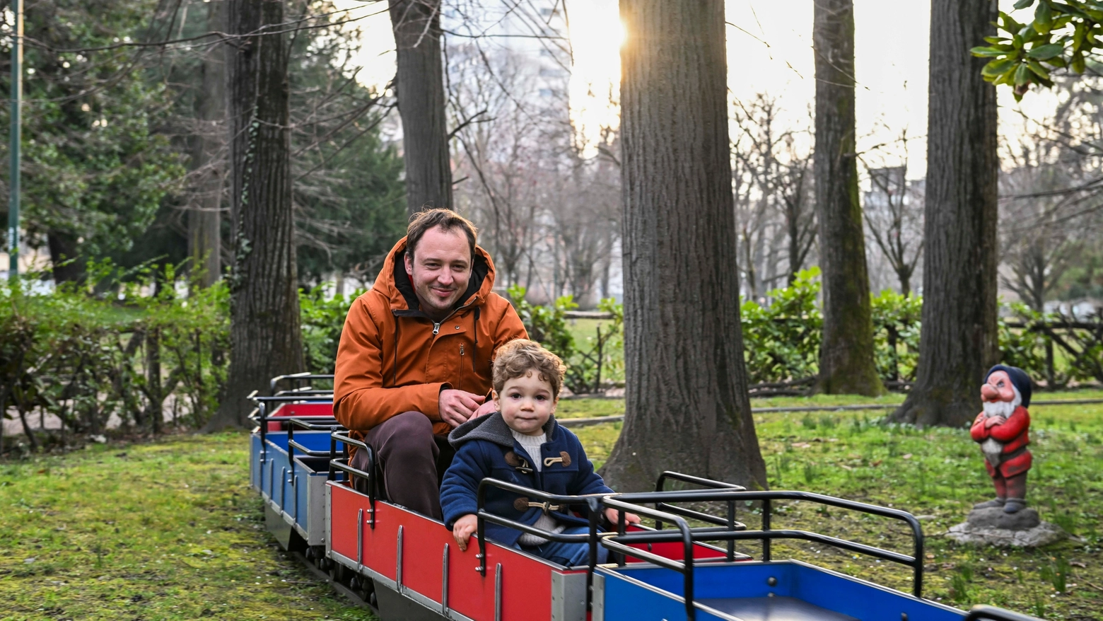 Un papà con il suo bimbo sul Trenino dei Giardini Indro Montanelli (Foto Andrea Fasani)