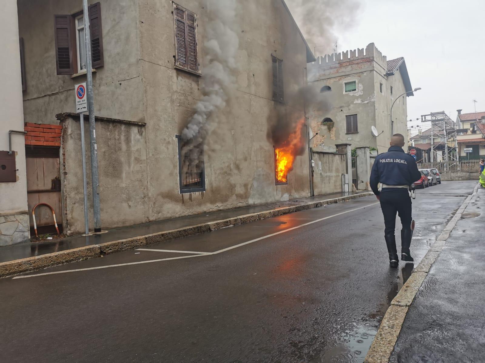 Incendio A Legnano Brucia Abitazione In Via Flora 12enne Salvato Dal