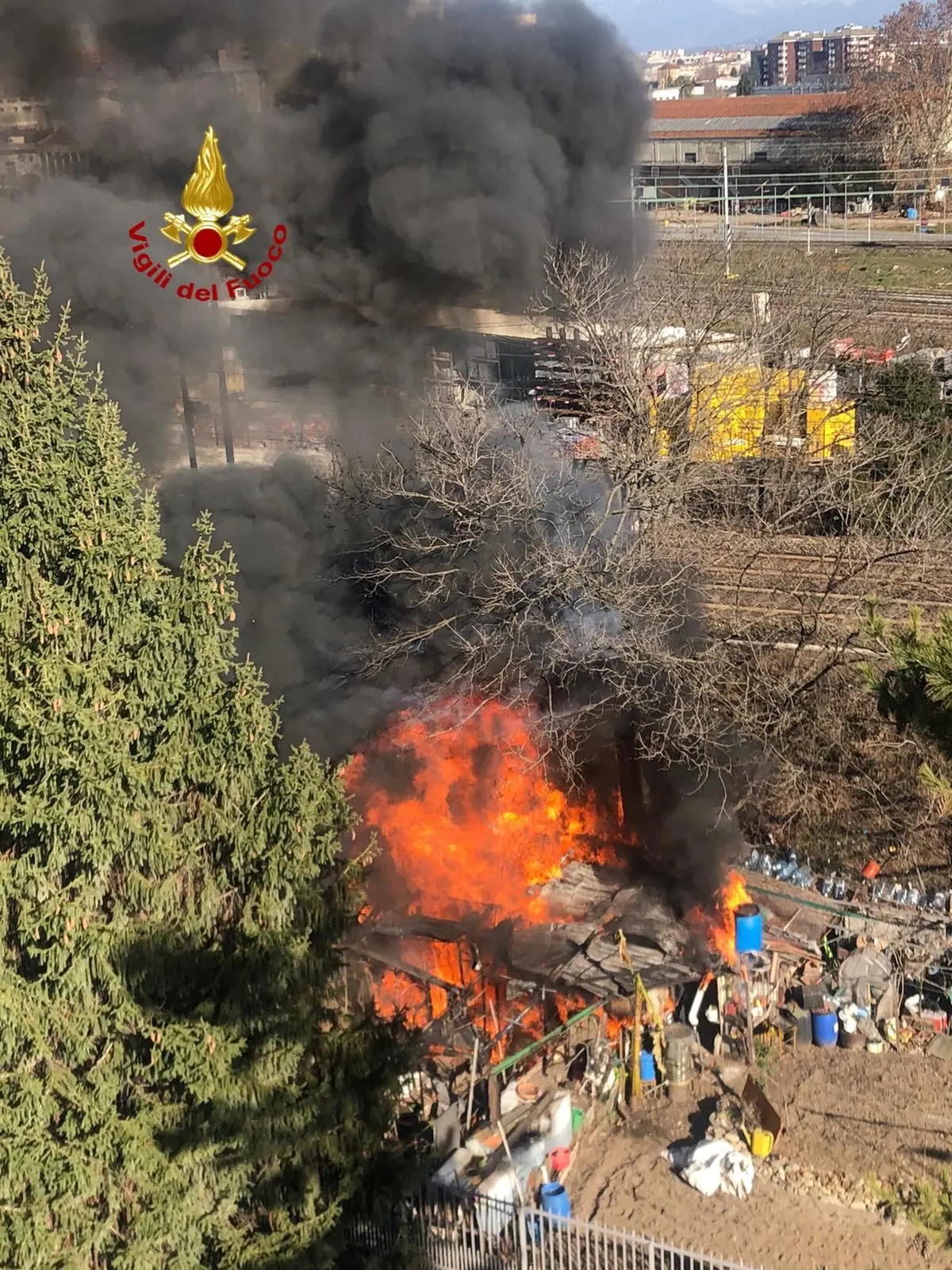 Incendio a Milano, fiamme tra le baracche in zona Greco: vigili del fuoco in azione