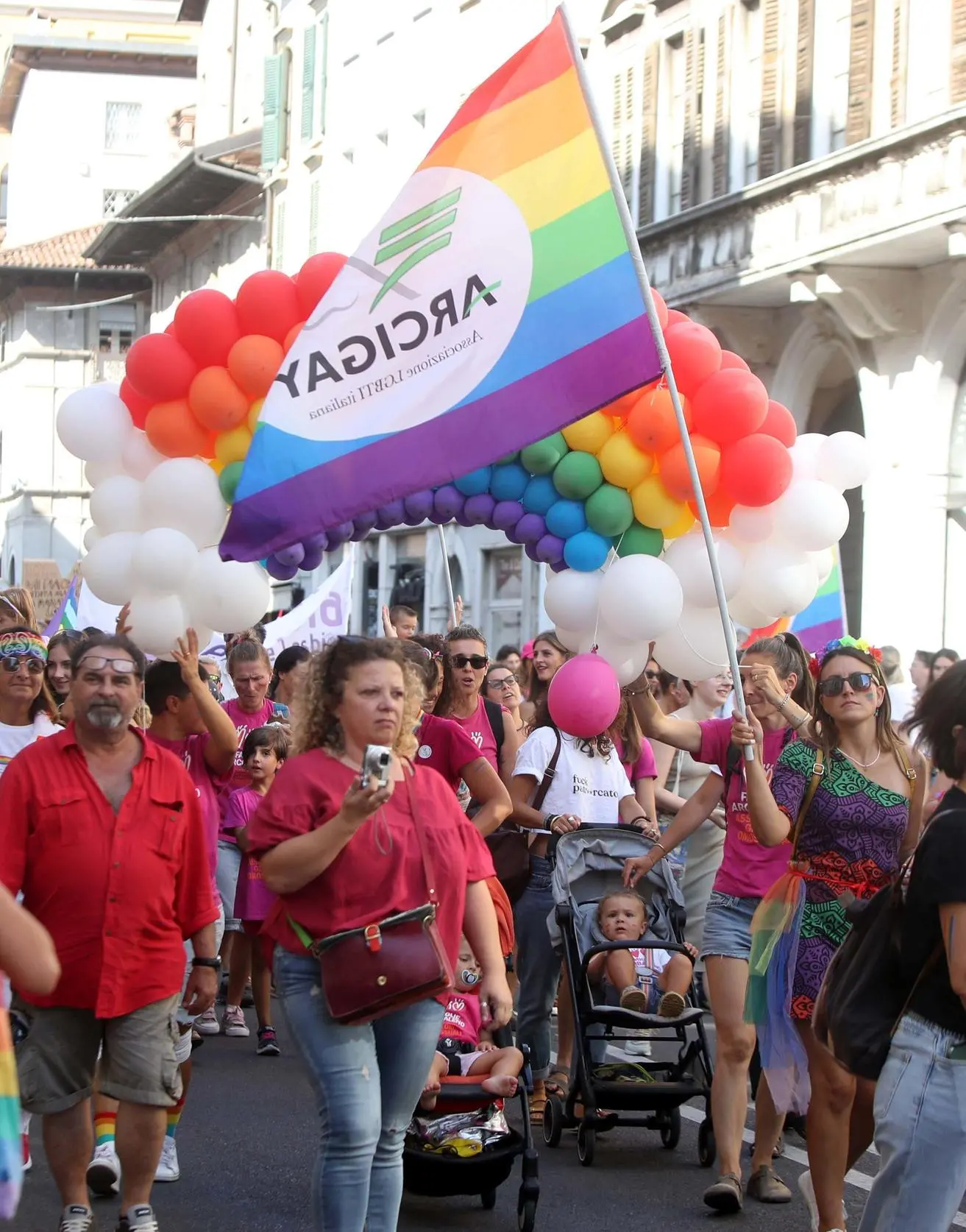 In piazza il bello della diversità Ventimila sfilano per il centro con loro il sindaco Castelletti