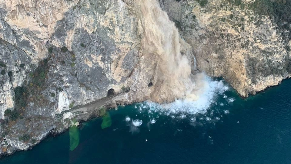 Frana a Tremosine, sul Garda (Foto Facebook Polizia Locale Intercomunale Alto Garda e Ledro)