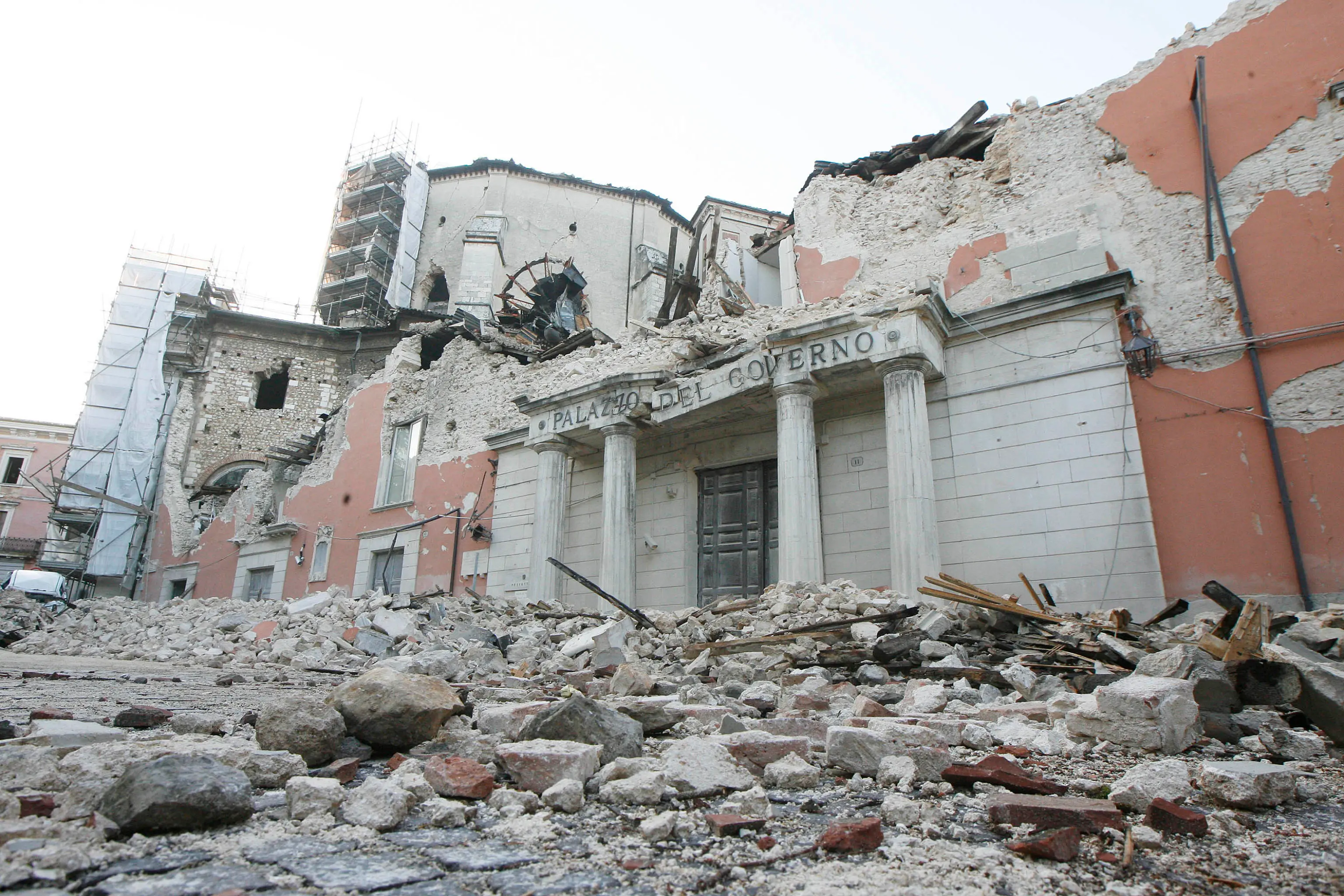 Terremoto L'Aquila, sentenza choc: "Colpa anche delle vittime". Risarcimenti tagliati