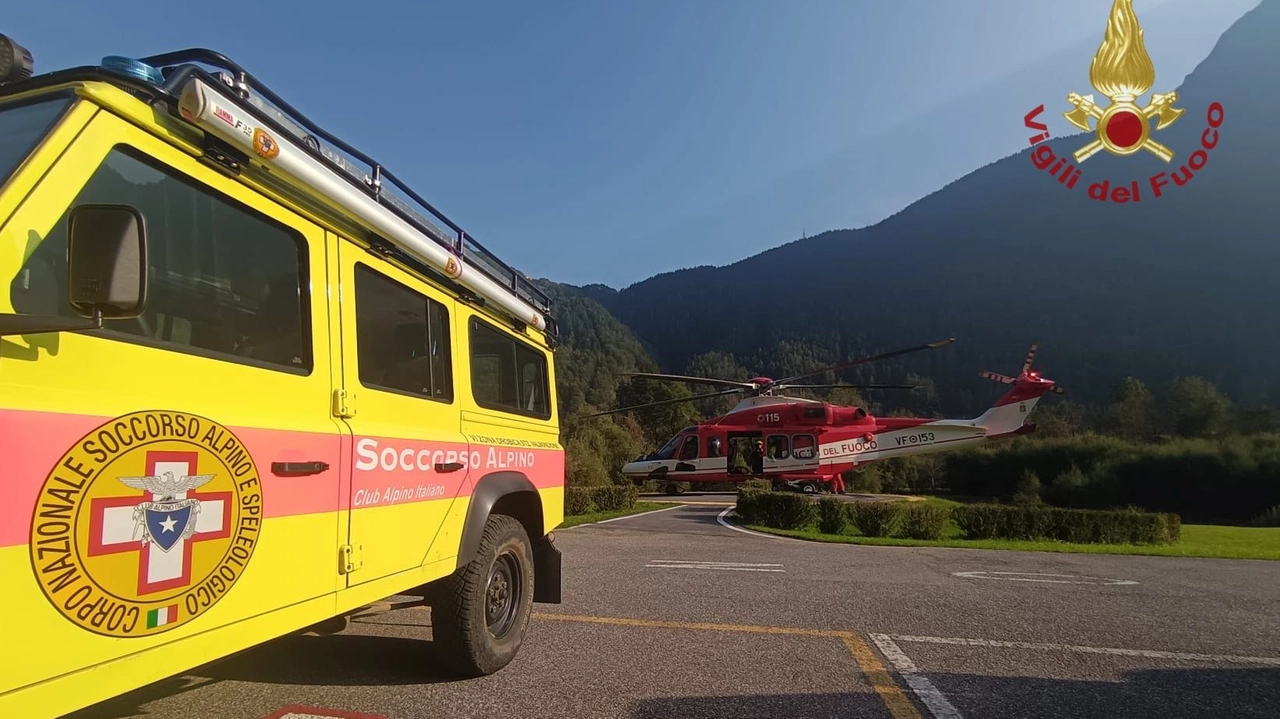 I soccorritori giunti sul posto per le ricerche del ragazzo