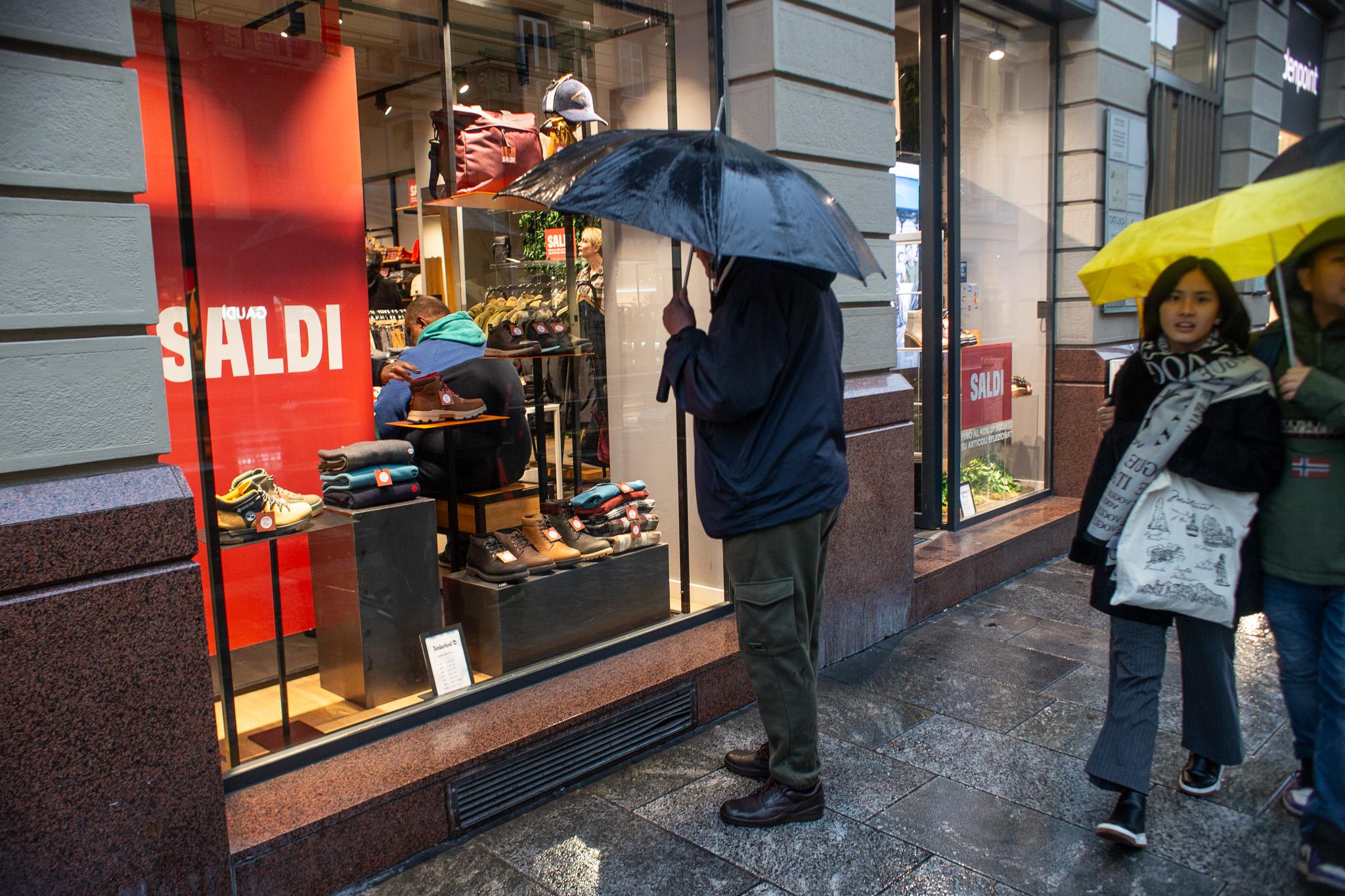 Presa La Banda Dei Razziatori Dei Negozi E Store In Corso Buenos Aires