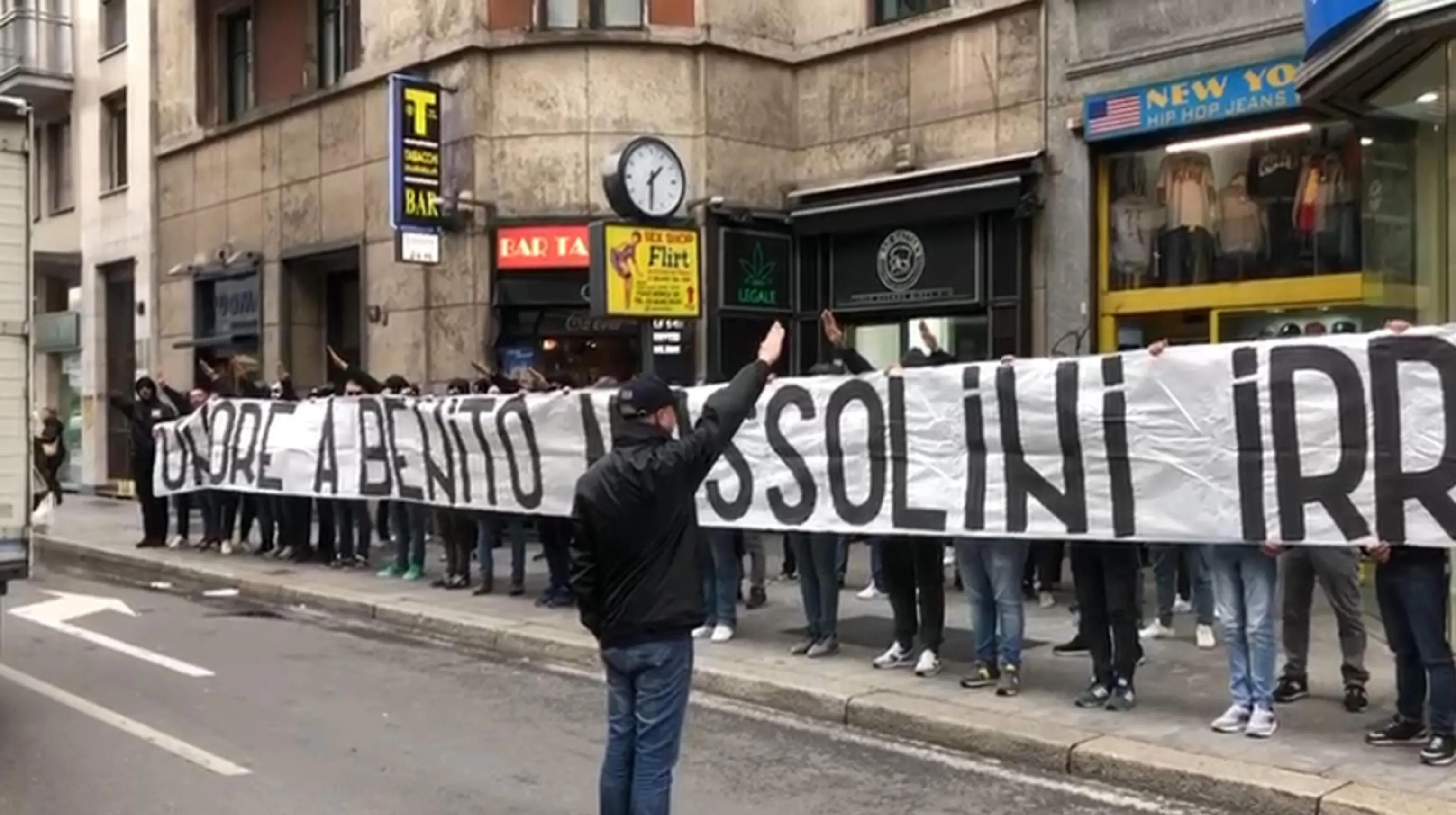 "Onore a Benito Mussolini": blitz neofascista in piazzale Loreto: 9 ultrà denunciati