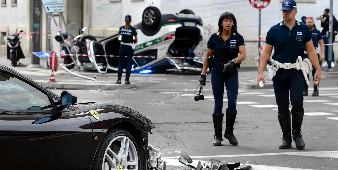 Milano, polizia locale fa incidente con una Ferrari: trovato il responsabile